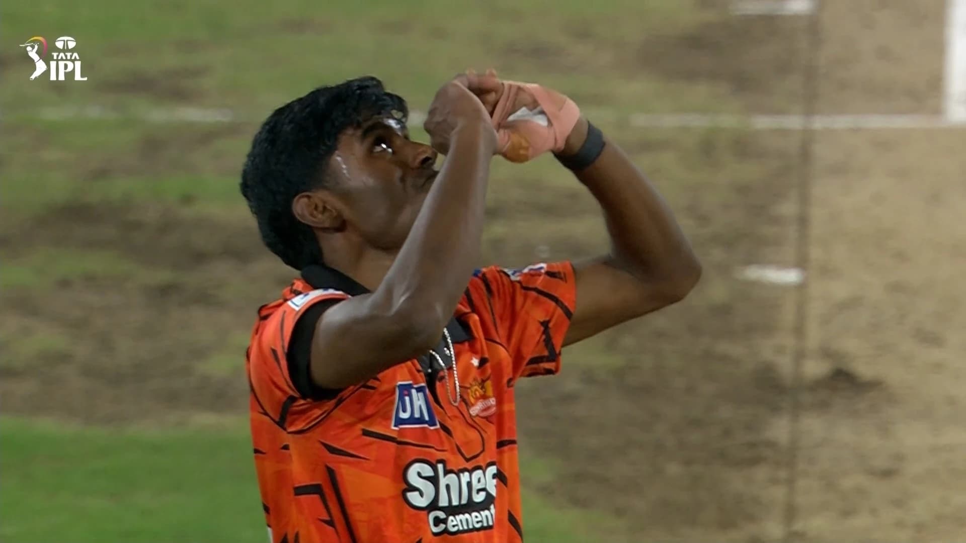 Another big wicket for Sakib Hussain this season π
π₯ He hurries #KKR captain Ajinkya Rahane with his pace and bounce βοΈ
#TATAIPL | #KhelBindaas | #SRHvKKR